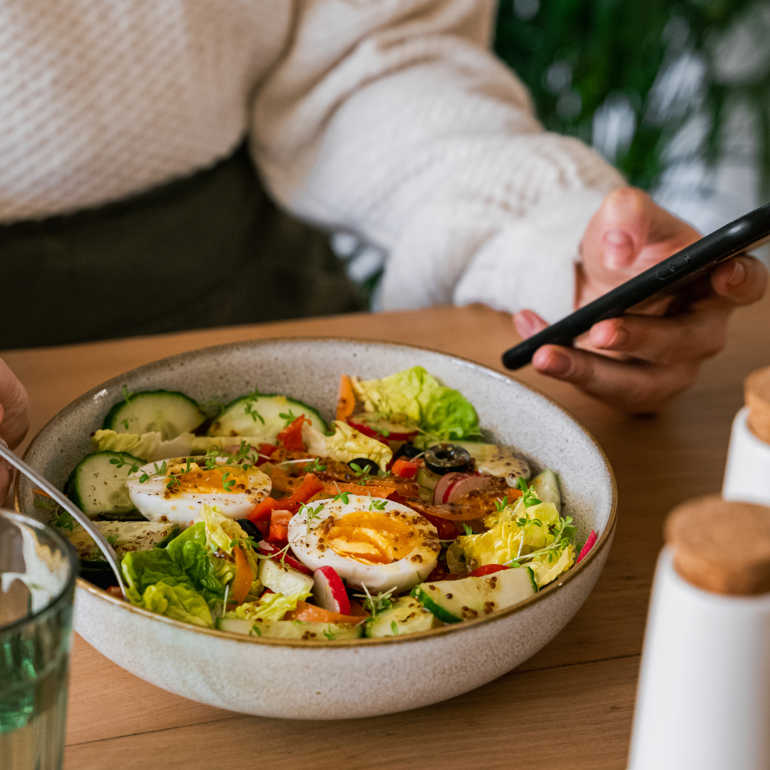 Mindful Eating vs. Strict Dieting: Nurturing a Healthy Relationship with Food for Weight Loss